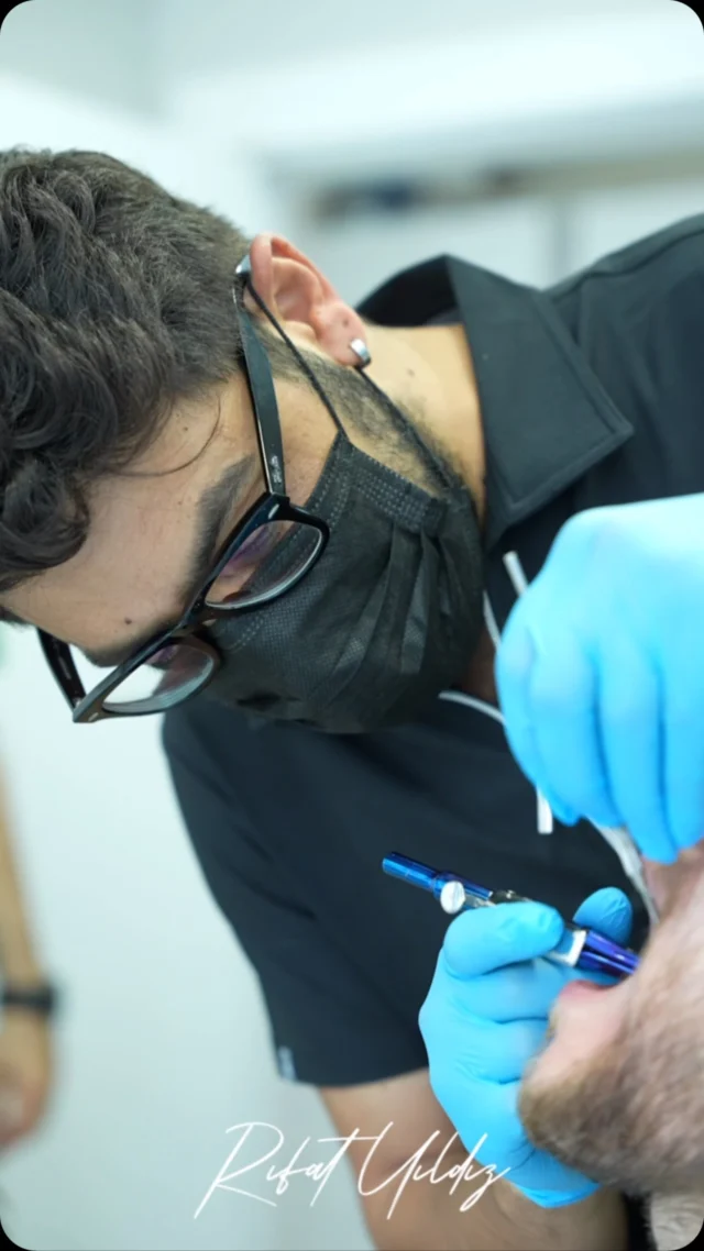 Dr. Rıfat Yıldız bei der Behandlung